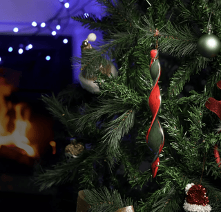 Hand - Blown Twisted Glass Tree Decoration – Elegant Red - Green Icicle Ornament - Alfiq's Store