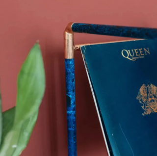 Подставка для виниловых пластинок из меди с патиной «Ярь-медянка» — минималистский винтажный декор ручной работы